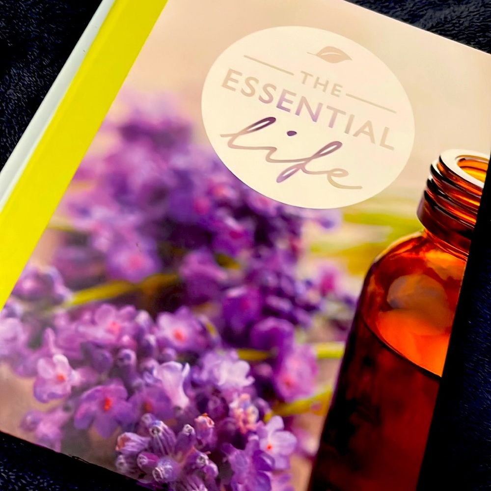 🍃BRAND NEW🍃The Essential Life: A Simple Guide to Living the Wellness Lifestyle